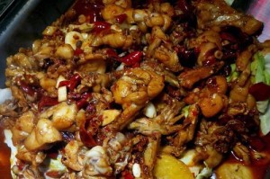 《美食街区探险》（以众生游美食小摊位置一览为主题的探险游戏）